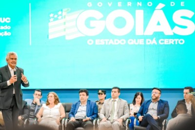 Caiado anuncia reestruturação da carreira dos professores da rede estadual