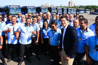 Caiado entrega 132 novos ônibus para transporte coletivo