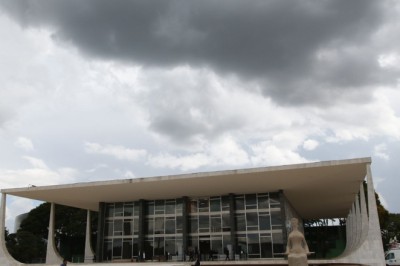 Dino suspende regra sobre aposentadoria de policiais homens e mulheres