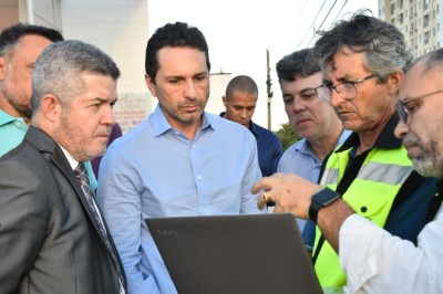 Prefeito Leandro Prefeito Vilela e Delegado Waldir vistoriam revitalização da sinalização