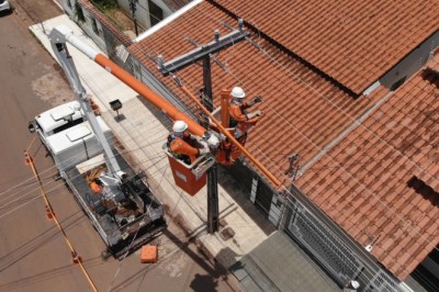 Caldas Novas recebe cerca de 600 novos postes para robustecer rede elétrica