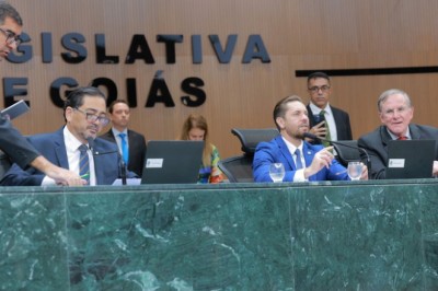 Deputados aprovam em definitivo projeto que beneficia taxistas