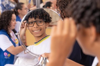 Em ação inédita, Gracinha Caiado entrega óculos a estudantes da rede estadual