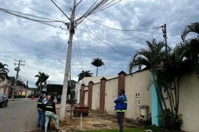 Prefeitura de Goiânia fiscaliza fios de fibra óptica soltos na cidade