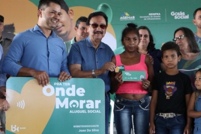 Governo de Goiás entrega 45 cartões do Aluguel Social em Carmo do Rio Verde