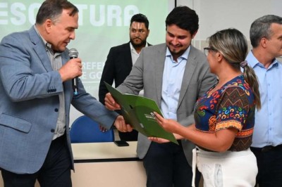 Mabel entrega mais 500 escrituras para famílias de Goiânia