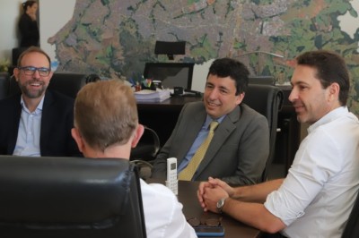 Prefeito Vilela e Adriano Rocha Lima estudam parceria para modernização tecnológica em Aparecida