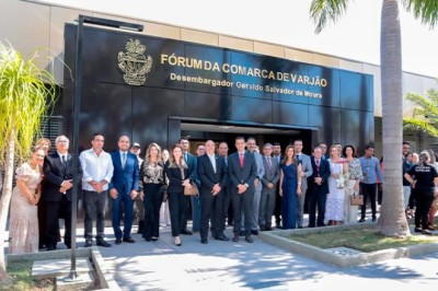 Inaugurações: Leandro Crispim entrega revitalização do fórum de Varjão e PID em Cezarina