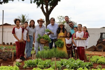 Comunidade escolar celebra primeira colheita do Projeto Agricultura Urbana implantando pela Prefeitura de Aparecida