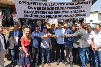 Prefeito Vilela e deputado José Nelto fazem entrega de duas máquinas para Infraestrutura de Aparecida
