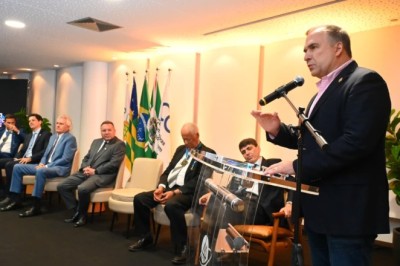 Mabel reafirma “força do cooperativismo” em entrega de Comenda pelo Sistema OCB/GO