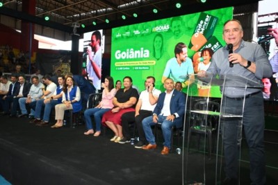 Prefeito Sandro Mabel participa de entrega de 2.489 cartões do Aluguel Social e 620 escrituras em Goiânia