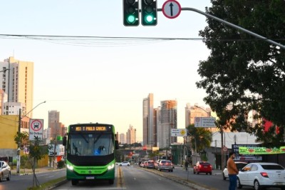 Corredor com “Onda Verde” na Avenida Universitária: melhora na fluidez no trânsito em Goiânia