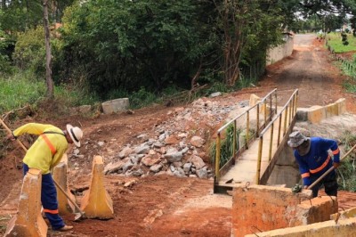 Prefeitura de Goiânia reconstrói passarela de pedestre no Parque Santa Rita