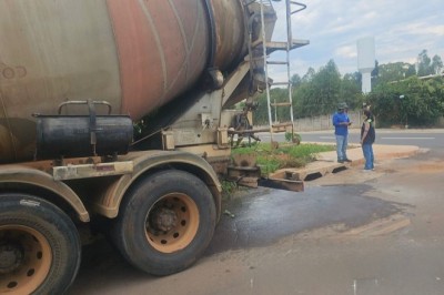 Semma de Aparecida apreende caminhão de construtora por descarte irregular de concreto na via pública
