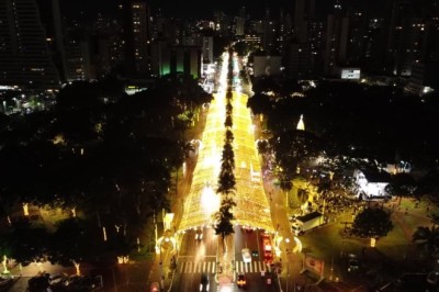 Prefeito Sandro Mabel inaugura iluminação de Natal com túnel de luzes na Praça Tamandaré