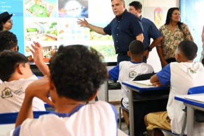 Mabel amplia vagas e entrega lousas digitais para a Rede Municipal de Educação