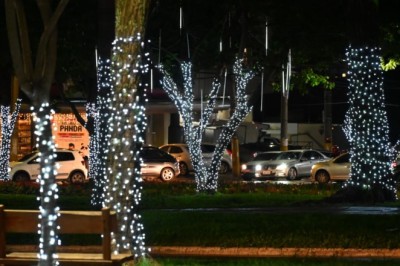 Prefeito Sandro Mabel inaugura iluminação do “Natal para Todos” na Praça Wilson Sales