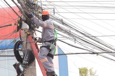 Retirada de fios soltos em Aparecida começa pela Avenida Independência