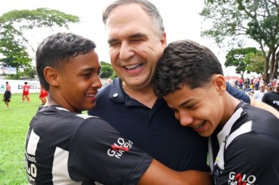 Sandro Mabel entrega requalificação do campo de futebol do Jardim Balneário