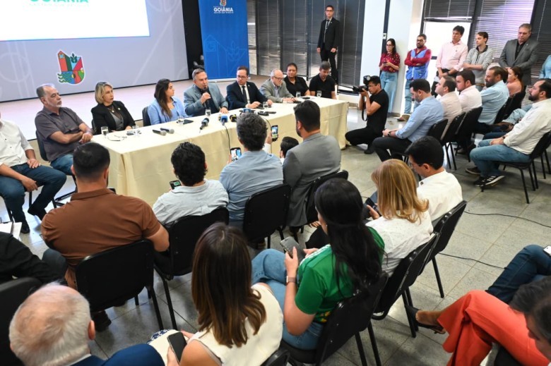 Prefeito Mabel, durante coletiva de imprensa no Paço Municipal