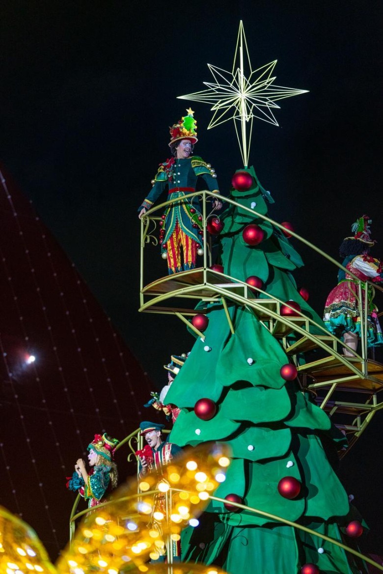 Juntas, Dulcineia e Marilda atuam na limpeza dos espaços do Natal do Bem, mantendo tudo em ordem para que o evento seja mágico