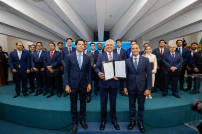 Caiado dá posse a 20 novos procuradores do Estado de Goiás