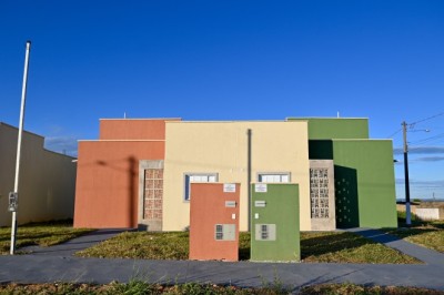 Caiado entrega 68 casas a custo zero em Aragoiânia e Varjão