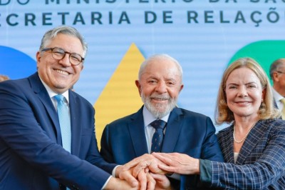 Lula assina termos de posse dos novos ministros da Saúde e da Secretaria de Relações Institucionais