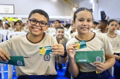 Caiado entrega 17,6 mil novos cartões do Bolsa Uniforme a estudantes de CEPMGs