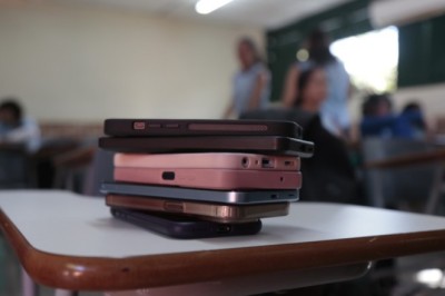 Publicadas diretrizes que detalham possibilidades e restrições de uso de celulares e meios digitais em sala de aula