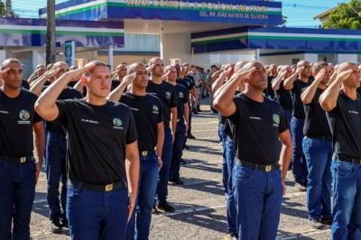 Governo de Goiás dá início a curso de formação de novos policiais militares e entrega honraria a cadetes