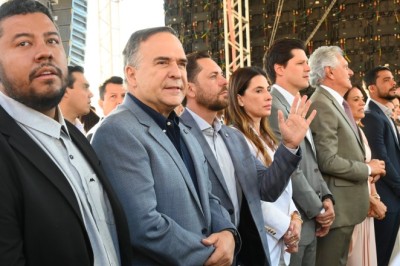 Prefeito Sandro Mabel participa do encerramento da Romaria de Trindade ao lado de autoridades estaduais