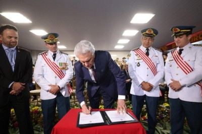 Caiado anuncia promoção de 650 profissionais na celebração pelo Dia Nacional dos Bombeiros