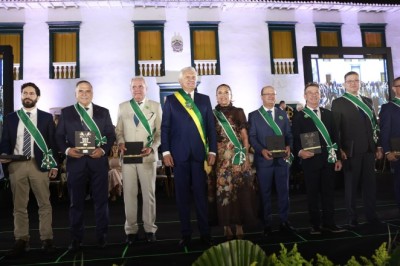 Simbolismo e emoção marcam última entrega da Ordem do Mérito Anhanguera por Caiado