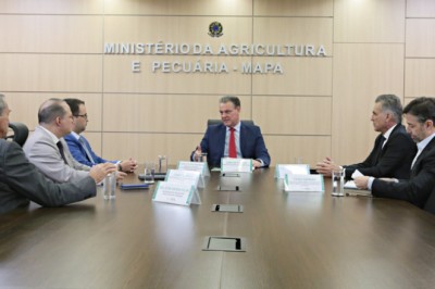 Ministro Carlos Fávaro recebe representantes da ABCZ e Aprosoja Brasil para diálogo sobre medidas de apoio aos produtores rurais