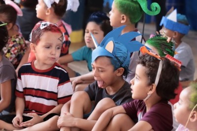 Crianças do Cmei Buriti Sereno em Aparecida se divertem com o dia do cabelo maluco