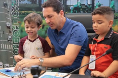 Alunos do 1º ano da Escola Municipal Olentino Xavier visitam e entregam ao prefeito Vilela livro “Um Mundo Melhor”