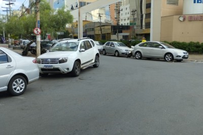 Operação Esquina Segura autua mais de 2 mil veículos por estacionamento irregular