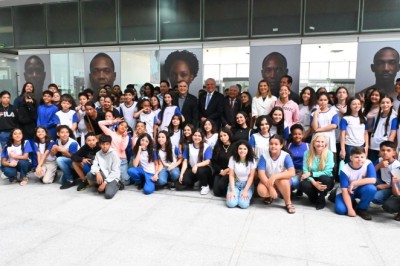 Mabel e estudantes da Rede Municipal prestigiam no TRT-GO exposição sobre abolicionista Luiz Gama