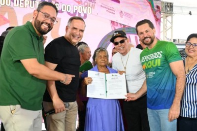 Prefeito Sandro Mabel entrega escrituras no Jardim Novo Mundo