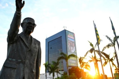 Mabel antecipa pagamento de servidores e injeta R$ 500 milhões na economia da capital