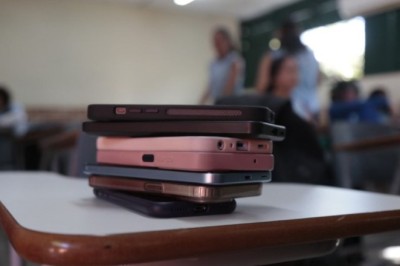 Governo do Brasil realizará pesquisa sobre restrição de celulares nas escolas