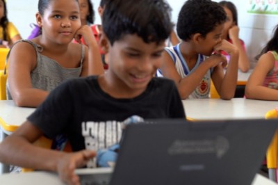 Conectividade adequada já chega a 70% das escolas públicas do Brasil