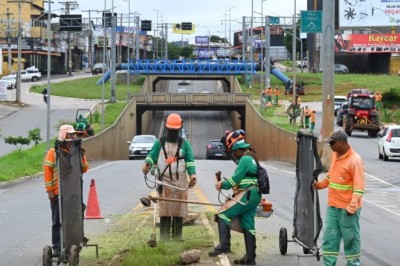 Mabel vistoria trabalhos da força-tarefa de roçagem na Avenida Pedro Ludovico