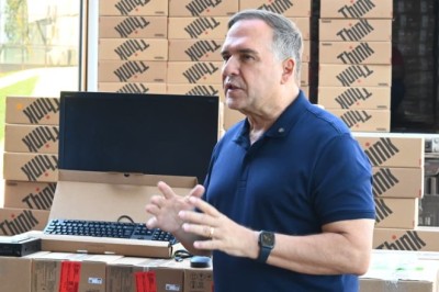 Prefeito Sandro Mabel entrega computadores de última geração ao Paço Municipal