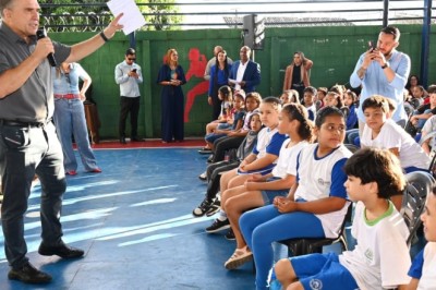 Prefeito Sandro Mabel anuncia chamamento de 102 concursados da Educação
