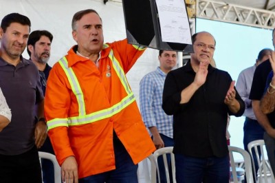 Prefeito Sandro Mabel assina contrato da Nova Comurg