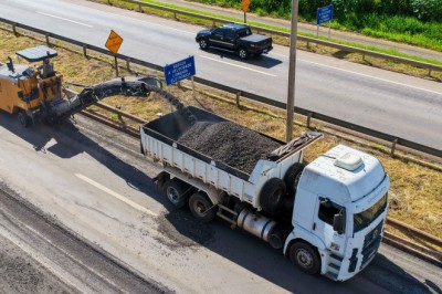 Governo de Goiás restaura GO-060, entre Goiânia e Trindade