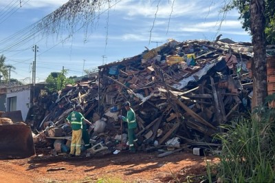 Prefeitura de Aparecida realiza operação e deve remover 900 toneladas de entulho em casa de acumulador